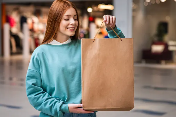 Mujer cuestiona ¿cómo ayudan las bolsas de papel al medio ambiente?