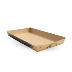 Bandeja rectangular de cartón kraft biodegradable, tamaño 28x15x3 cm, ideal para alimentos como sushi o pescados preparados; presenta diseño gráfico personalizado con pez negro en el lateral y acabado marrón natural. Empaque resistente, ecológico y apto para delivery o take away. Producto diseñado por KreatUp, se muestra un paquete de 25 unidades sobre fondo blanco.