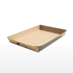 Bandeja rectangular de cartón kraft biodegradable modelo K010-2-BANDEJA (28x15x3 cm, pack de 25 unidades), ideal para servir alimentos como pastelería, snacks o catering. El empaque presenta interior liso color marrón y exterior parcialmente oscuro con diseño gráfico personalizado; Creado por KreatUp para destacar tu marca de forma ecológica y profesional. Imagen sobre fondo blanco.