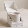 Vela artesanal colombiana presentada en caja kraft con ventana, fajón personalizado y tarjeta