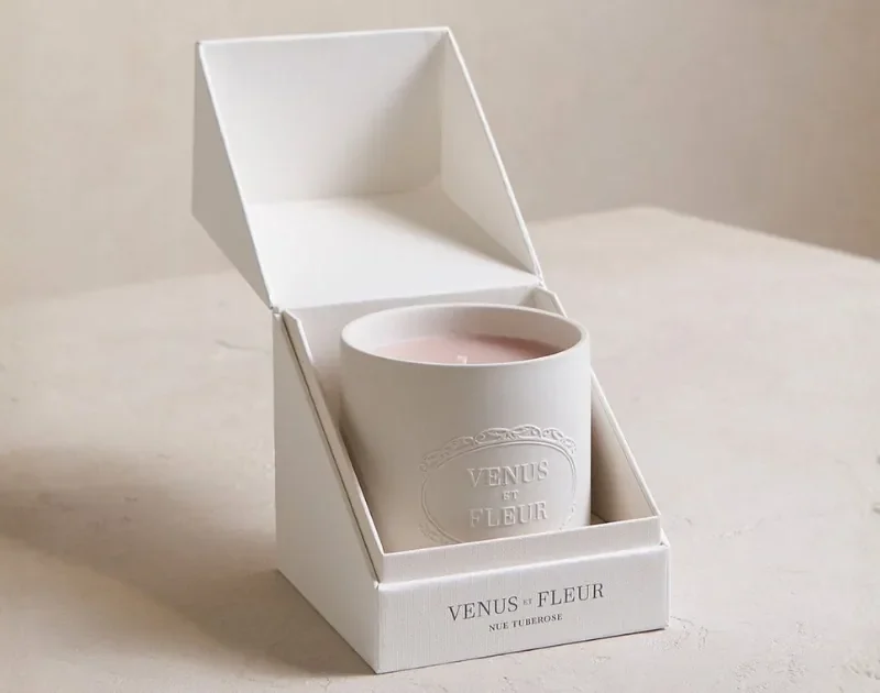 Vela artesanal colombiana presentada en caja kraft con ventana, fajón personalizado y tarjeta