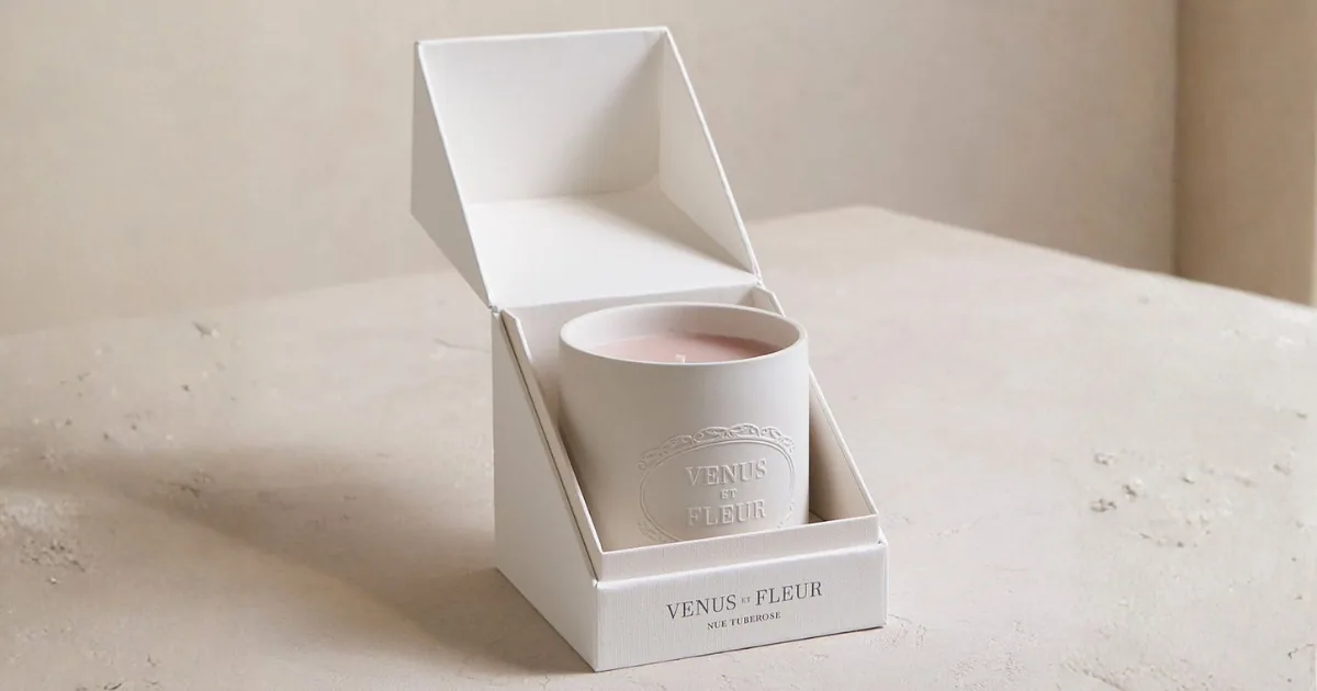 Vela artesanal colombiana presentada en caja kraft con ventana, fajón personalizado y tarjeta