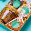 Empaques personalizados para emprendedores colombianos: caja kraft, sticker, fajón y tarjeta