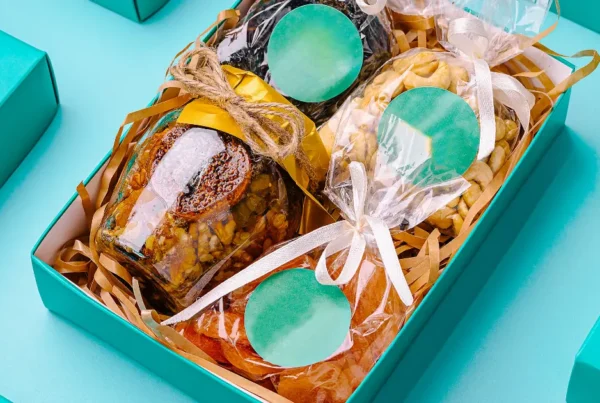 Empaques personalizados para emprendedores colombianos: caja kraft, sticker, fajón y tarjeta